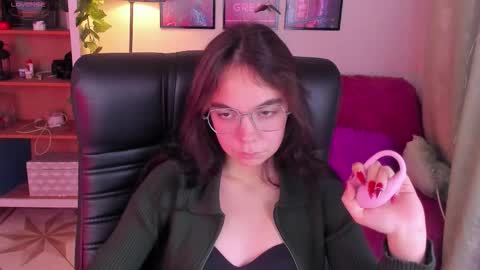 Elise online show from 10-14-25, 04:41