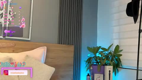 Elise Play Boobs online show from 06-04-26, 06:14