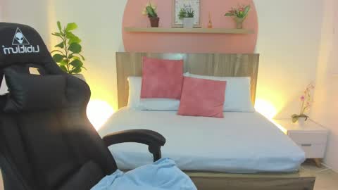 Snapshot of elissa_iris chatting on 12-23-24, 02:24 E L I S S A online show from 12-23-24, 02:24