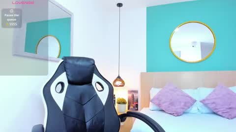 Snapshot of elissa_iris chatting on 02-14-25, 02:07 E L I S S A online show from 02-14-25, 02:07