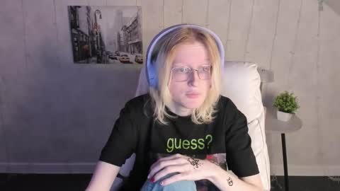 Elizabeth online show from 12-03-25, 01:35