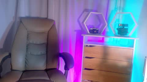 Lizzy online show from 07-17-26, 01:23