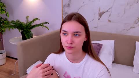 Snapshot of elizabethcash chatting on 02-22-25, 07:36 Elizabeth online show from 02-22-25, 07:36