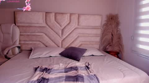 Snapshot of ella__olmos chatting on 05-21-26, 02:46 Ella Olmos online show from 05-21-26, 02:46