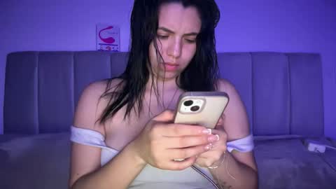 Ella  online show from 10-28-25, 05:44