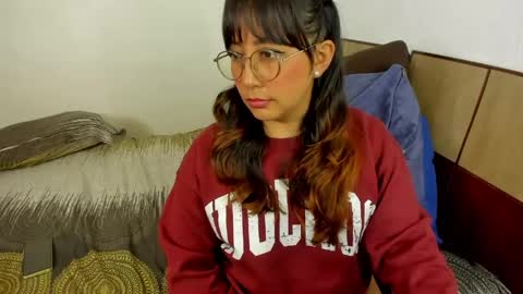 Snapshot of ella_harry chatting on 05-19-26, 01:22 Ella and Harry online show from 05-19-26, 01:22