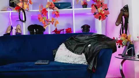 Snapshot of ella_kross chatting on 09-19-25, 04:25 ella_kross online show from 09-19-25, 04:25