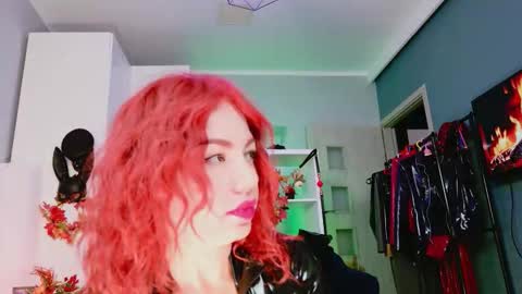Snapshot of ella_kross chatting on 10-04-25, 05:16 ella_kross online show from 10-04-25, 05:16