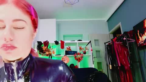 Snapshot of ella_kross chatting on 10-09-25, 03:26 ella_kross online show from 10-09-25, 03:26