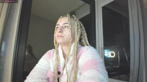 ella_vee online show from 10-22-25, 02:34