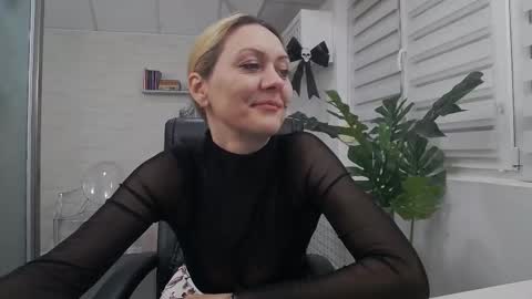 Snapshot of ellamilf chatting on 10-19-25, 04:40 online show from 10-19-25, 04:40