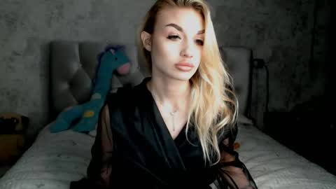 ellamilla online show from 04-19-26, 04:17