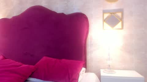 Ella Sanders online show from 04-11-26, 01:10