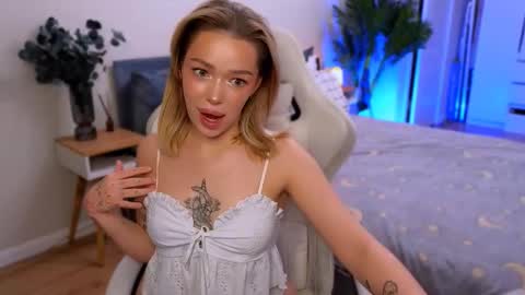 Snapshot of ellatwox chatting on 12-16-25, 06:29 Ella online show from 12-16-25, 06:29