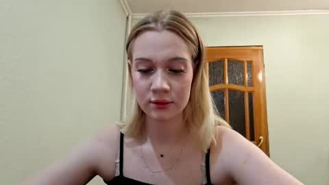 Snapshot of ellaygray chatting on 07-30-26, 03:22 ellaygray online show from 07-30-26, 03:22