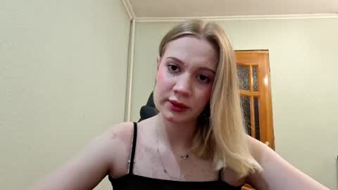 Snapshot of ellaygray chatting on 07-31-26, 03:11 ellaygray online show from 07-31-26, 03:11