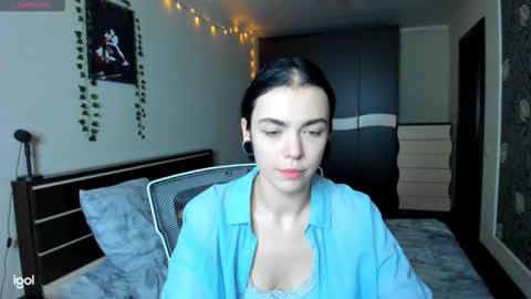 Snapshot of elle_blair chatting on 10-27-25, 03:32 Luna online show from 10-27-25, 03:32