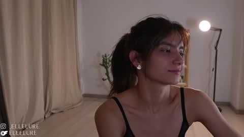 Snapshot of ellelure_ chatting on 01-22-25, 11:32 Linda Restrepo online show from 01-22-25, 11:32
