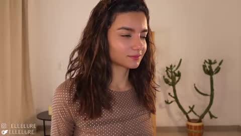 Snapshot of ellelure_ chatting on 02-26-25, 10:20 Linda Restrepo online show from 02-26-25, 10:20
