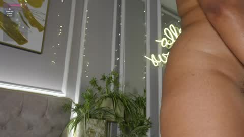 Snapshot of ellette_ chatting on 05-08-26, 12:27 princess online show from 05-08-26, 12:27