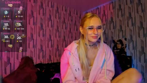 Snapshot of elli_26 chatting on 12-11-24, 08:58 Ellie online show from 12-11-24, 08:58