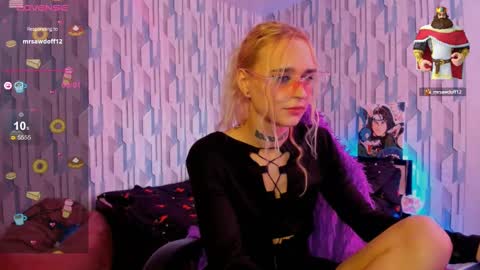 Snapshot of elli_26 chatting on 12-17-24, 09:50 Ellie online show from 12-17-24, 09:50