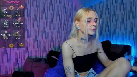 Snapshot of elli_26 chatting on 01-17-25, 10:33 Ellie online show from 01-17-25, 10:33