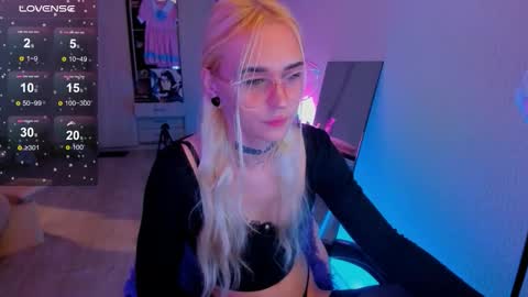 Snapshot of elli_26 chatting on 12-19-25, 02:35 Ellie online show from 12-19-25, 02:35