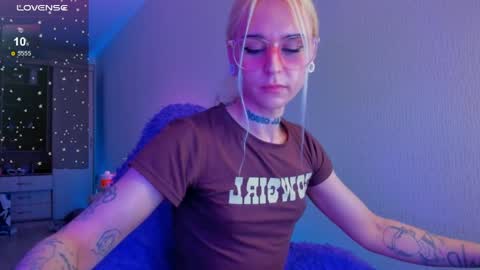 Snapshot of elli_26 chatting on 04-10-26, 04:12 Ellie online show from 04-10-26, 04:12