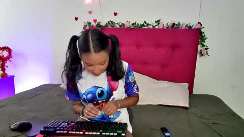 ellie_cute7 online show from 05-19-26, 07:09