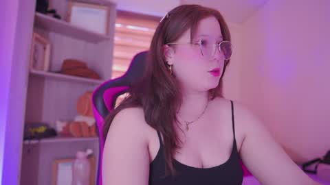 Snapshot of ellie_doll_ chatting on 07-21-26, 06:43 ellie_doll_ online show from 07-21-26, 06:43
