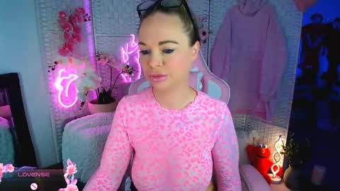 Snapshot of elliekarrrx chatting on 01-17-25, 01:04 EllieKarr online show from 01-17-25, 01:04