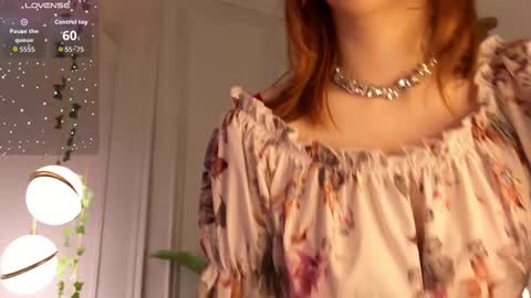 Snapshot of ellielarson chatting on 03-18-26, 05:05 EllieLarson online show from 03-18-26, 05:05