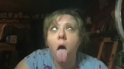 Ellie Louise online show from 04-30-26, 08:04