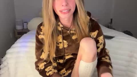 Snapshot of ellieluvs chatting on 02-03-26, 03:15 ellie online show from 02-03-26, 03:15