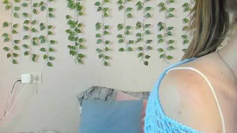 ellierough online show from 06-17-26, 04:04