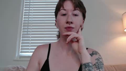 Snapshot of ellierowyn chatting on 10-04-25, 08:51 Ellie Rowyn online show from 10-04-25, 08:51