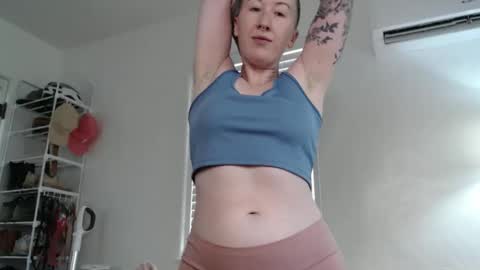 Snapshot of ellierowyn chatting on 10-22-25, 09:47 Ellie Rowyn online show from 10-22-25, 09:47