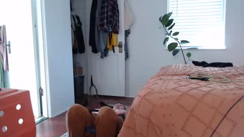 Ellie Rowyn online show from 12-22-25, 08:39