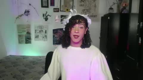 Snapshot of ellis_flowers chatting on 11-17-25, 07:19 . online show from 11-17-25, 07:19