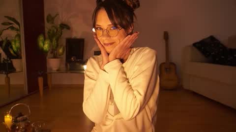 Snapshot of elly_fry chatting on 10-01-25, 06:25 Art Place online show from 10-01-25, 06:25