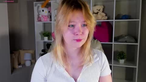 Snapshot of ellya_castro chatting on 09-15-25, 12:10 ellya_castro online show from 09-15-25, 12:10