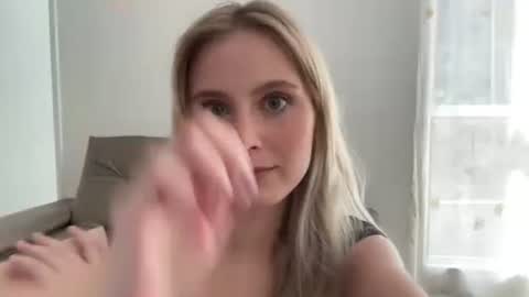 ellykeyofficial online show from 04-25-26, 03:53