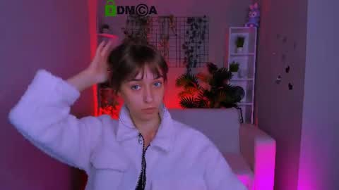 Snapshot of elodie_crystal chatting on 07-23-26, 09:18 Ella online show from 07-23-26, 09:18