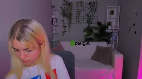 Snapshot of elodie_crystal chatting on 07-31-26, 03:22 Ella online show from 07-31-26, 03:22
