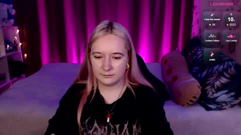 Snapshot of elovinora chatting on 12-19-24, 10:21 Ela give me a thumbs up if you like it  and this is important for the development of the account online show from 12-19-24, 10:21