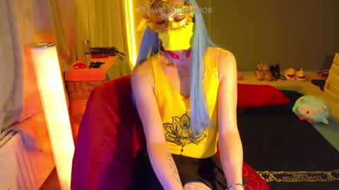 Snapshot of elowenstarshade chatting on 04-17-26, 08:12 ElowenStarshade online show from 04-17-26, 08:12