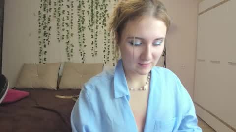 Snapshot of elsa_hot_here chatting on 10-20-25, 03:56 Elsa online show from 10-20-25, 03:56