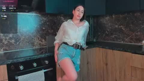 Snapshot of elyra_noir chatting on 07-27-26, 09:38 Alice online show from 07-27-26, 09:38