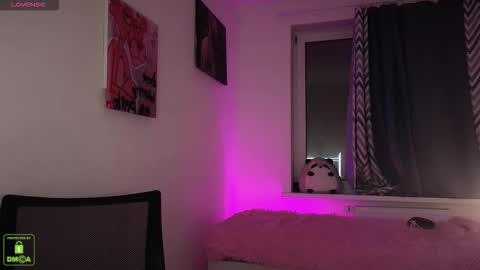 Snapshot of em1l1a chatting on 10-16-25, 08:21 Em1l1a online show from 10-16-25, 08:21